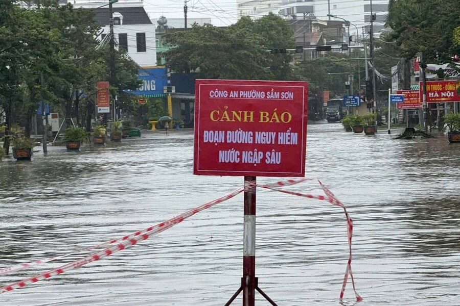 Nhiều tuyến đường ven biển phường Sầm Sơn bị ngập cục bộ