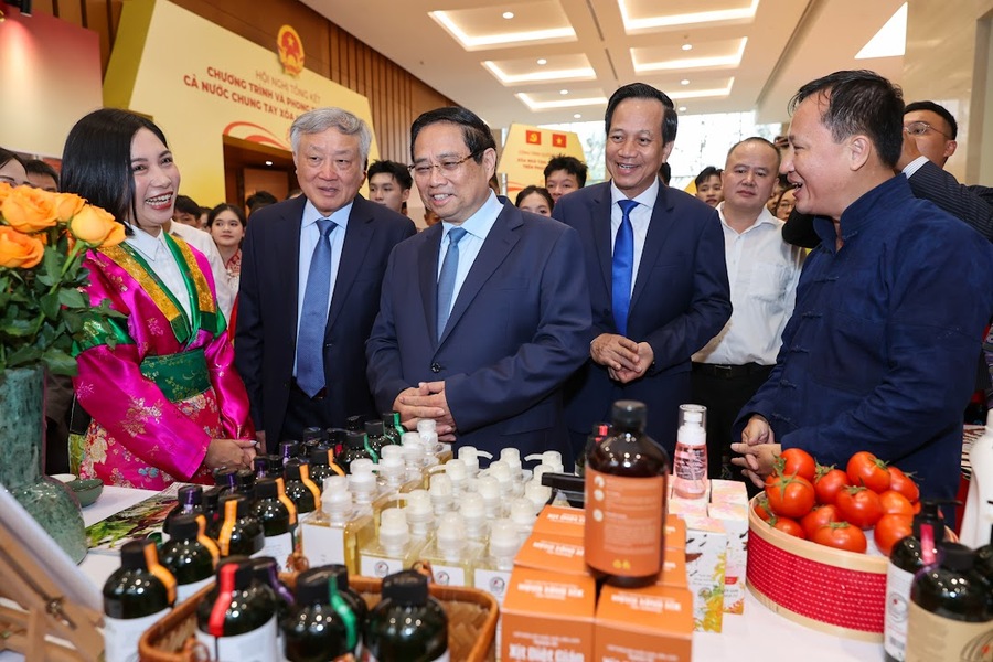 Thủ tướng Phạm Minh Chính, Phó Thủ tướng Thường trực Nguyễn Hòa Bình xem các sản phẩm OCOP trưng bày tại Hội nghị (Ảnh: VGP/Nhật Bắc)
