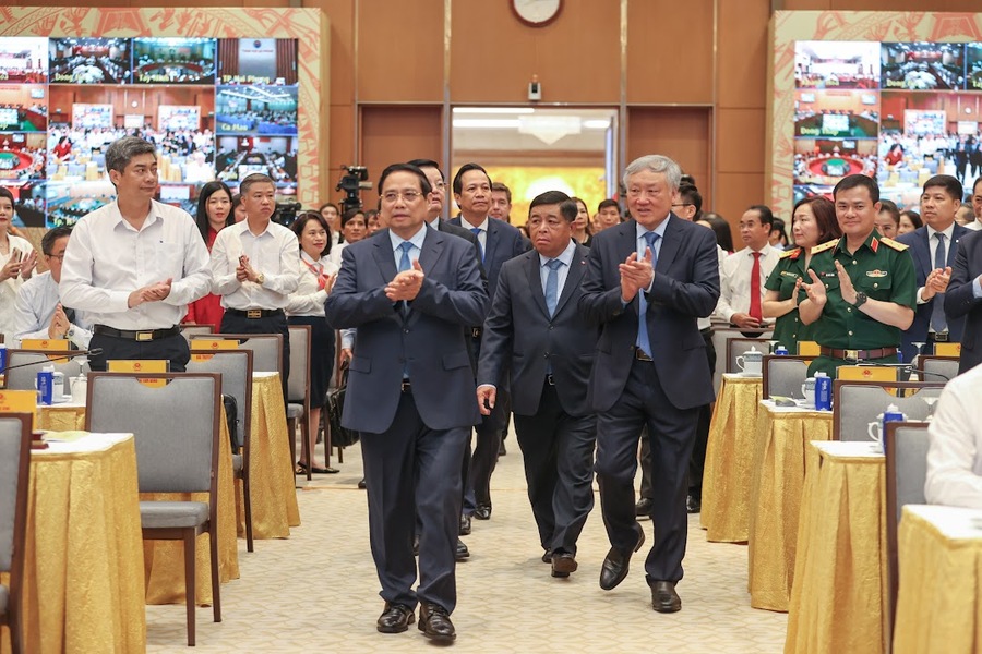 Thủ tướng Phạm Minh Chính và các đồng chí lãnh đạo Chính phủ tới dự Hội nghị (Ảnh: VGP/Nhật Bắc)