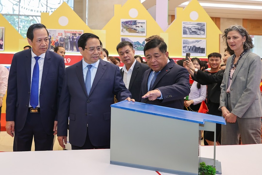Thủ tướng Phạm Minh Chính tham quan mô hình thiết kế nhà tại các địa phương (Ảnh: VGP/Nhật Bắc)