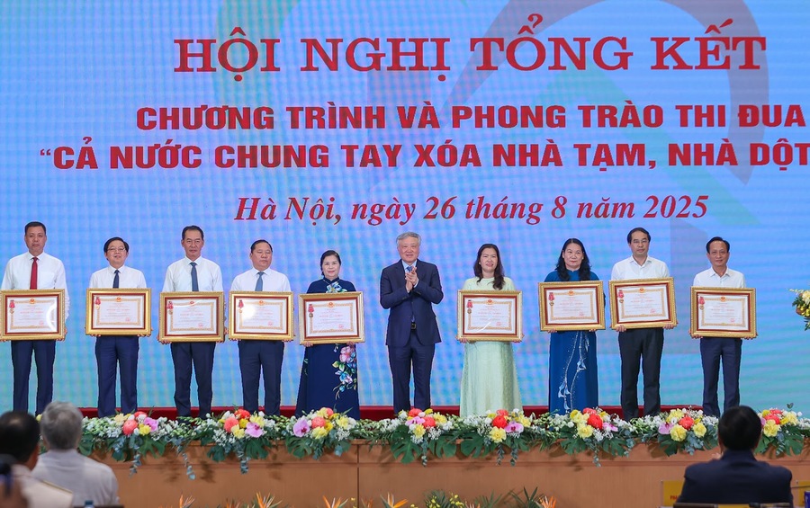 Phó Thủ tướng Thường trực Chính phủ Nguyễn Hòa Bình trao Huân chương Lao động hạng Ba cho các tập thể có thành tích xuất sắc thực hiện Chương trình và Phong trào thi đua 