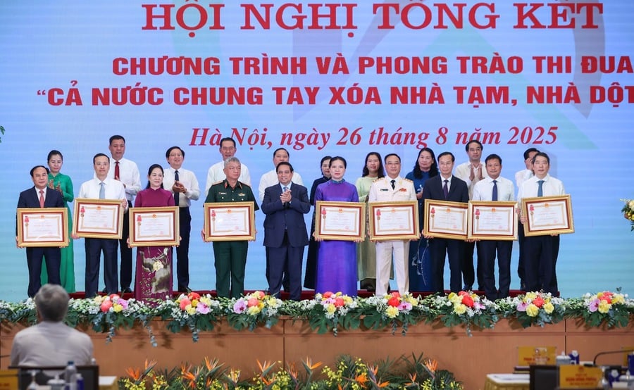 Thủ tướng trao Huân chương Lao động hạng Ba cho các tập thể có thành tích xuất sắc thực hiện Chương trình và Phong trào thi đua 