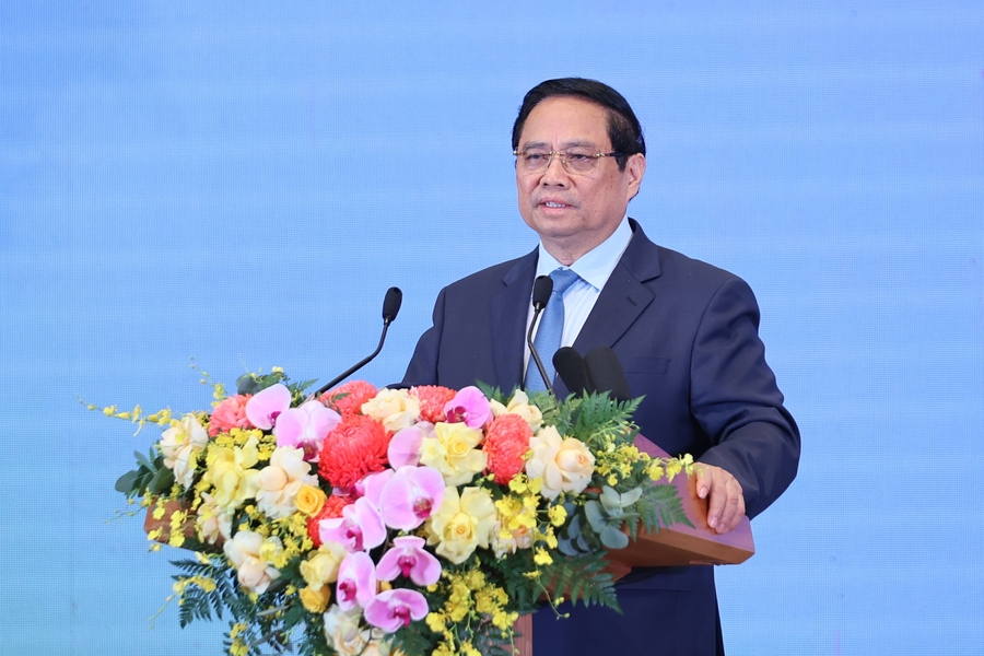 Thủ tướng biểu dương sự nỗ lực vượt bậc và kết quả xoá nhà tạm, nhà dột nát của các cấp, các ngành, các cấp ủy đảng, chính quyền địa phương, các đoàn thể, cộng đồng doanh nghiệp, cán bộ, đảng viên cùng toàn thể đồng bào, chiến sĩ cả nước (Ảnh: VGP/Nhật Bắc)