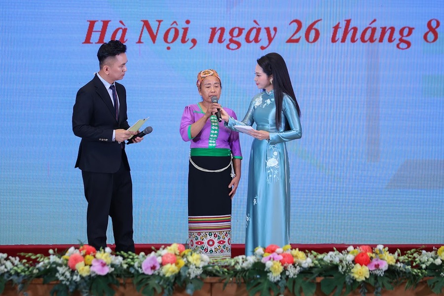 Bà Ngân Thị Hà, hộ nghèo dân tộc Thái tại Lào Cai, đại diện cho các gia đình trong diện được hỗ trợ trên cả nước, chia sẻ cảm xúc tại Hội nghị (Ảnh: VGP/Nhật Bắc)