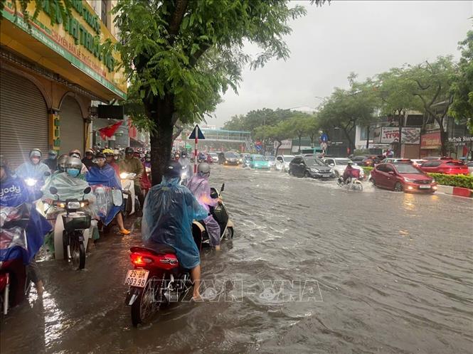 Do ảnh hưởng của hoàn lưu bão số 5, từ đêm 25 đến sáng 26/8/2025, trên địa bàn Hà Nội có mưa rất to, gây ngập úng khắp nơi. Nhiều phương tiện không thể di chuyển qua những đoạn bị ngập sâu (Ảnh TTXVN)