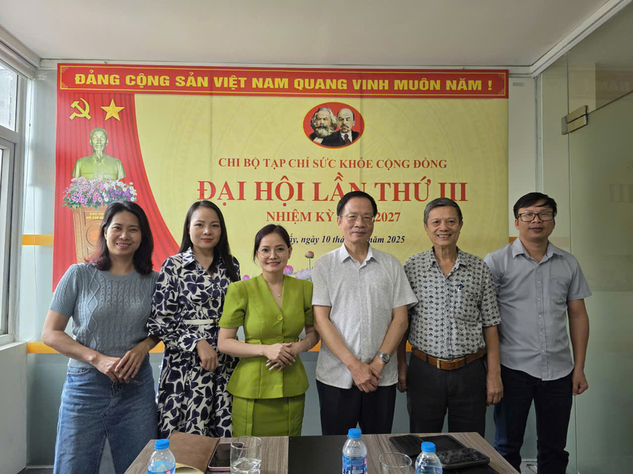 Tiến sỹ Lê Đình Tiến -  Phó Chủ tịch Thường trực Hội Giáo dục chăm sóc sức khoẻ cộng đồng Việt Nam tham dự và chỉ đạo cuộc họp giao ban Tạp chí Sức Khoẻ Cộng Đồng
