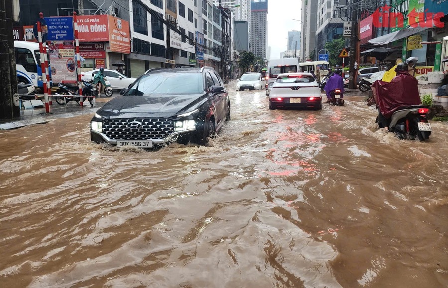 TP. Hà Nội vừa trải qua trận mưa lớn diện rộng đêm 25 và rạng sáng 26/8, gây ngập úng nhiều khu vực trên địa bàn thành phố (Ảnh TTXVN)