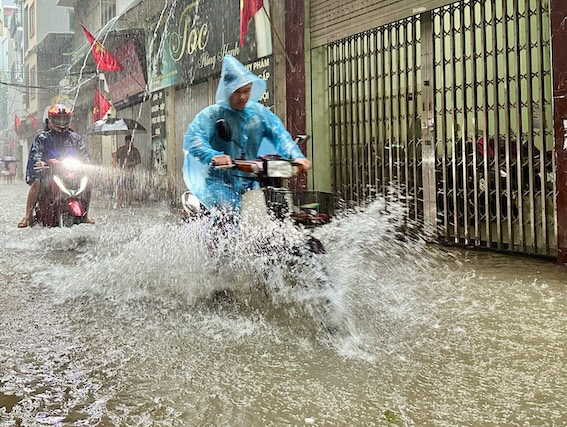 Đường trong ngõ ở khu vực Mễ Trì bị ngập, nước tràn vào trong nhà dân
