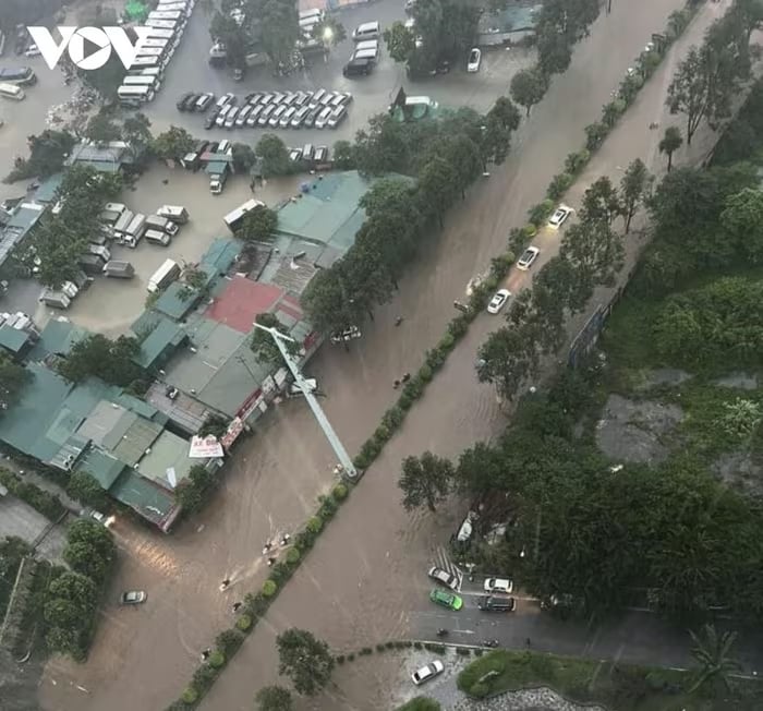 Đường phố Hà Nội chìm trong biển nước