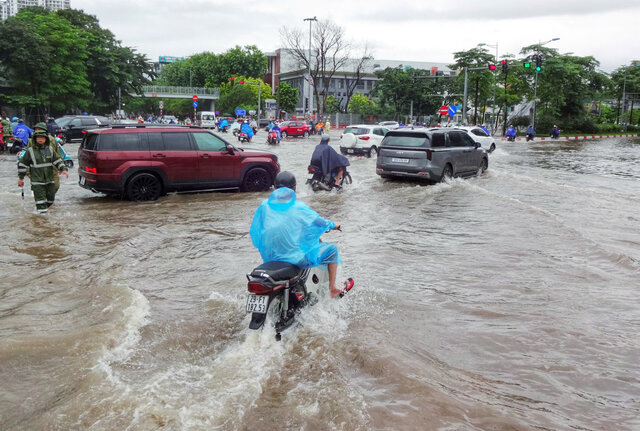 Khu vực ngã tư Võ Chí Công với Xuân La ngập nặng, các lực lượng chức năng cố gắng điều tiết giao thông