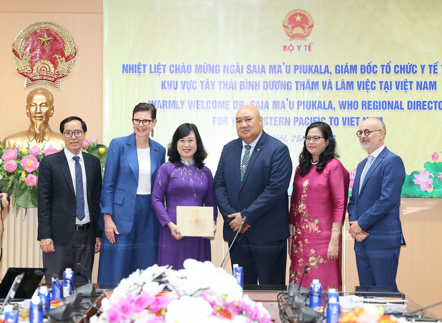 Ông Saia Ma'u Piukala, Giám đốc WHO khu vực Tây Thái Bình Dương trân trọng trao tặng Giải thưởng 