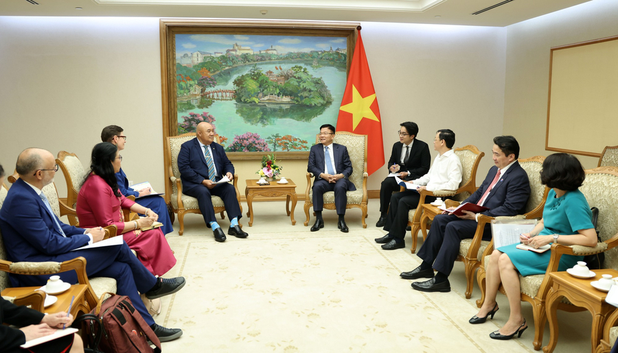 Phó Thủ tướng Lê Thành Long đánh giá cao những ghi nhận của Giám đốc WHO khu vực Tây Thái Bình Dương về những nỗ lực và thành tựu của Chính phủ Việt Nam trong lĩnh vực y tế (Ảnh: VGP/Đức Tuân)