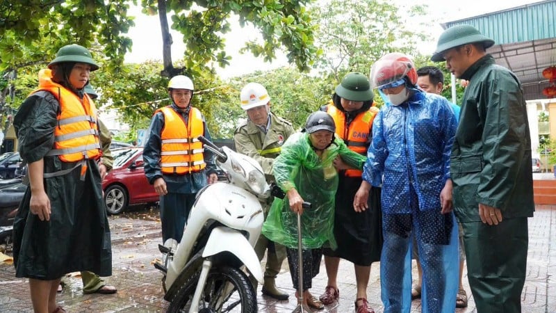 Tỉnh Nghệ An nhanh chóng di dời người dân ra khỏi vùng nguy hiểm