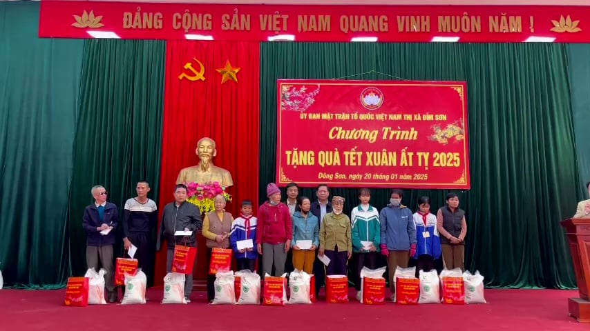 Xi măng Long Sơn trao tặng quà cho hộ nghèo, hộ gia đình chính sách