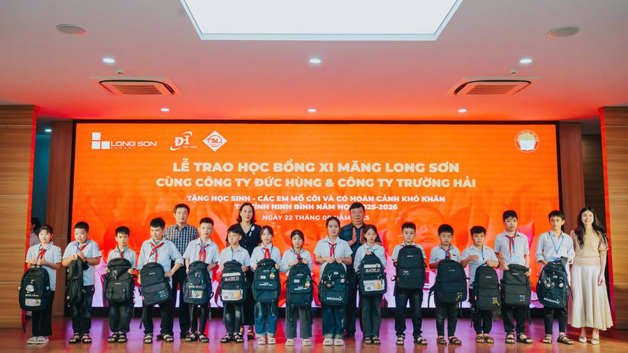 Công ty xi măng Long Sơn trao học bổng cho học sinh tỉnh Ninh Bình