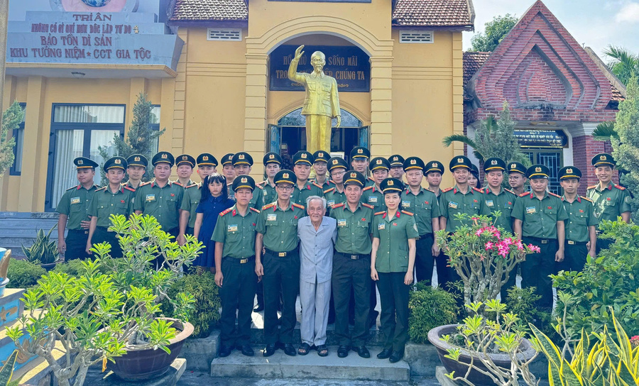 Cán bộ, chiến sĩ Đội Kiểm soát Xuất nhập cảnh 2 và Đội Kiểm soát Xuất nhập cảnh 4 chụp ảnh lưu niệm tại Khu tưởng niệm Chủ tịch Hồ Chí Minh.