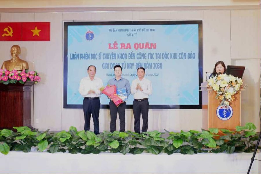 Lãnh đạo Sở Y tế TP. Hồ Chí Minh trao hoa và giao nhiệm vụ cho bác sĩ Huỳnh Anh Phi  trong lễ ra quân luân phiên bác sĩ chuyên khoa đến công tác tại đặc khu Côn Đảo giai đoạn từ nay đến năm 2030