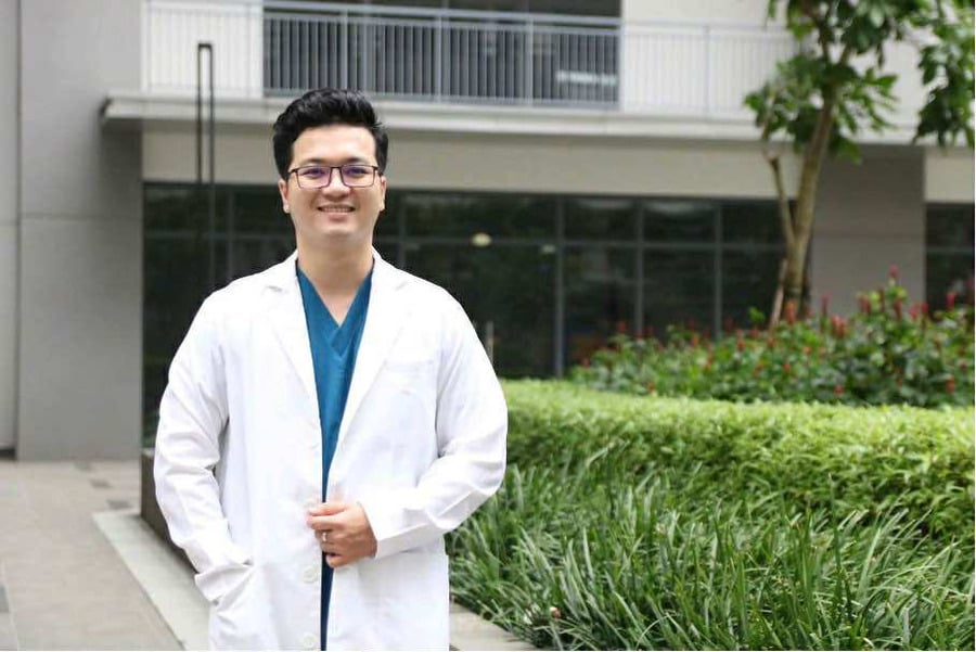Bác sĩ Huỳnh Anh Phi (SN 1993, quê tại tỉnh Bình Phước – nay là Đồng Nai) tình nguyện ra Côn Đảo phục vụ nhân dân