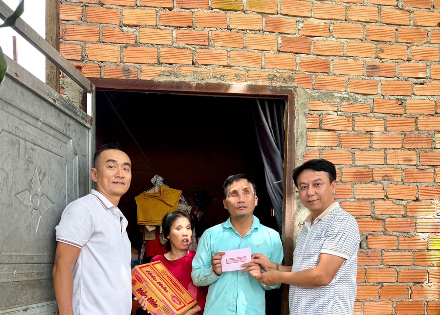 Luật sư Mai Thanh Bình (ngoài cùng bên phải) trao quà cho những gia đình có hoàn cảnh đặc biệt khó khăn.