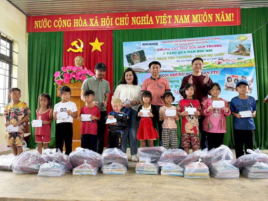 Các em học sinh có hoàn cảnh khó khăn, trẻ em người đồng bào dân tộc thiểu số được trao tặng sách và các phần quà để phục vụ cho năm học mới.