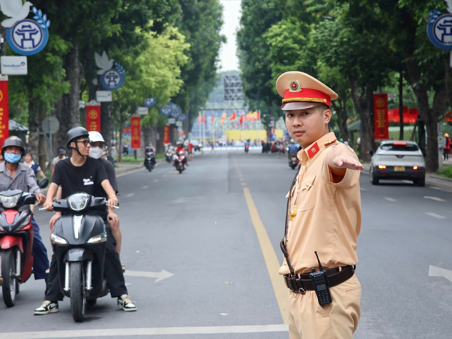 Lực lượng chức năng tổ chức hướng dẫn người dân, phương tiện hướng đi vòng, tránh đường cấm trong ngày Sơ duyệt diễu binh, diễu hành