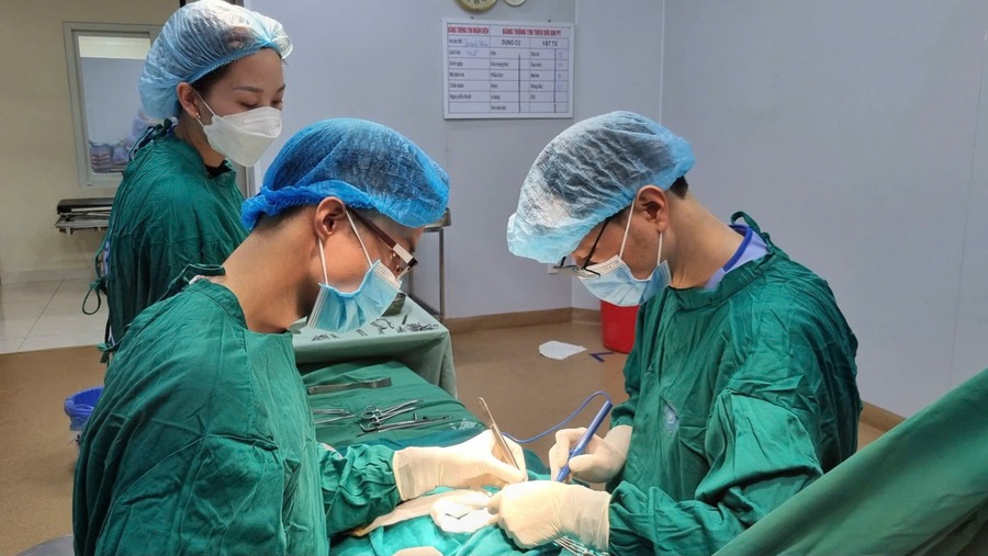 Ekip ca phẫu thuật (Ảnh: BVCC)