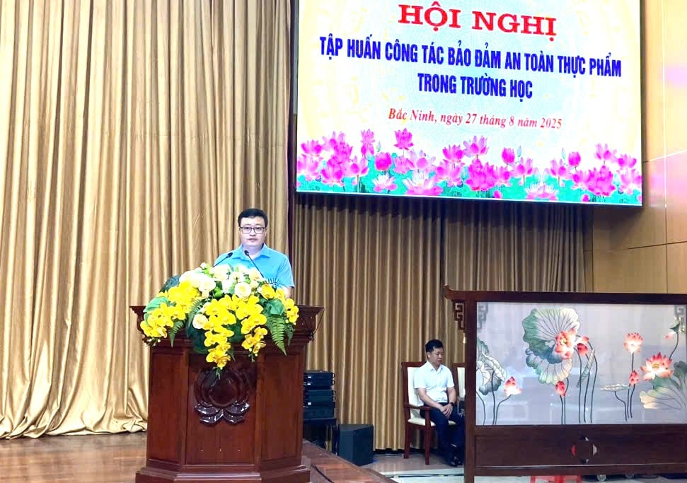 Ông Ngô Hoàng Điệp - Chi cục trưởng Chi cục ATTP phát biểu khai mạc lớp tập huấn