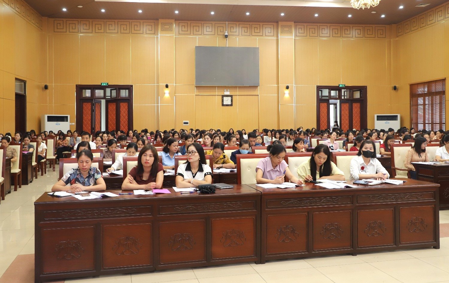Gần 700 cán bộ quản lý, nhân viên y tế, người phụ trách công tác ATTP của các trường học mầm non, tiểu học được tập huấn kiến thức ATTP
