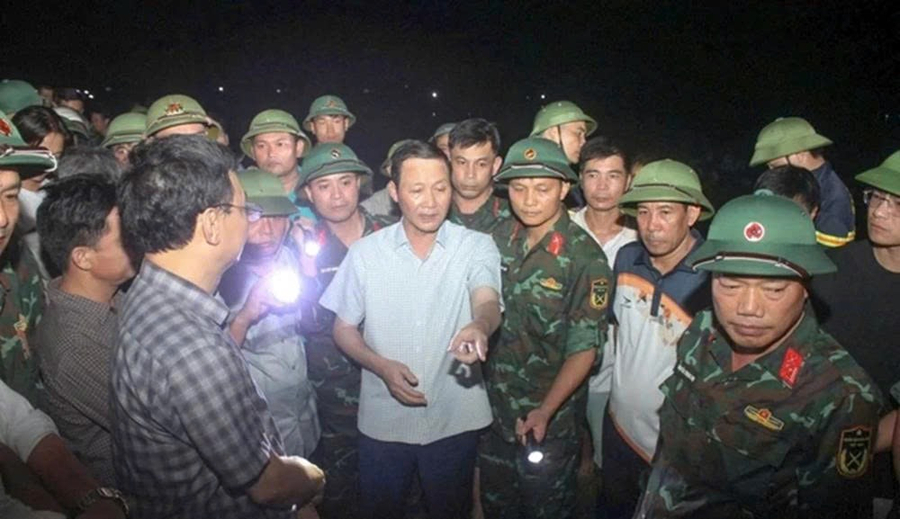 Chủ tịch UBND tỉnh Đỗ Minh Tuấn chỉ đạo trong đêm tại vị trí vỡ bờ kênh T2 gây ngập lụt 200 ha lúa của người dân xã Tống Sơn