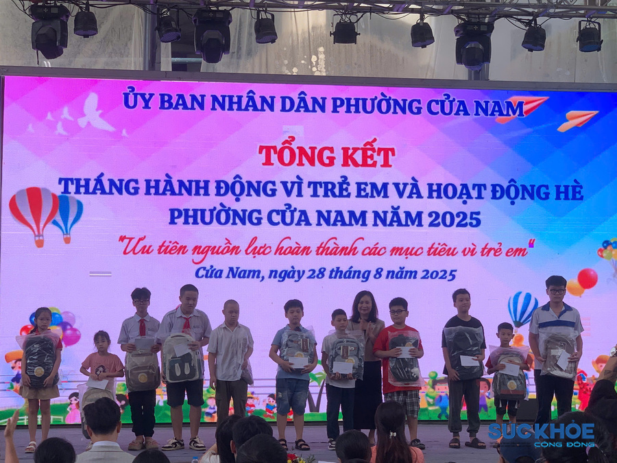 Lãnh đạo phường Cửa Nam trao tặng những suất quà cho thiếu nhi