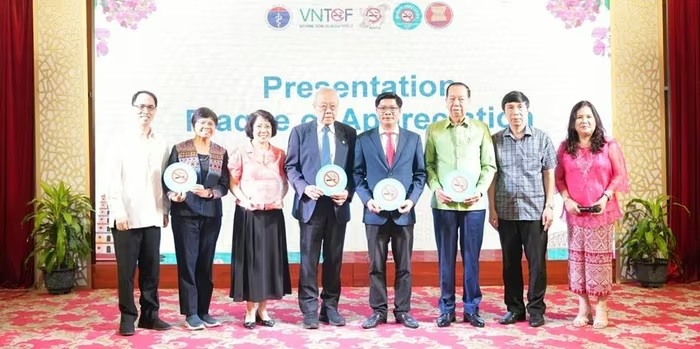 Phó Chủ tịch TP. Huế Nguyễn Chí Tài (thứ 4, phải sang) chụp ảnh lưu niệm cùng các đại biểu tham dự hội nghị