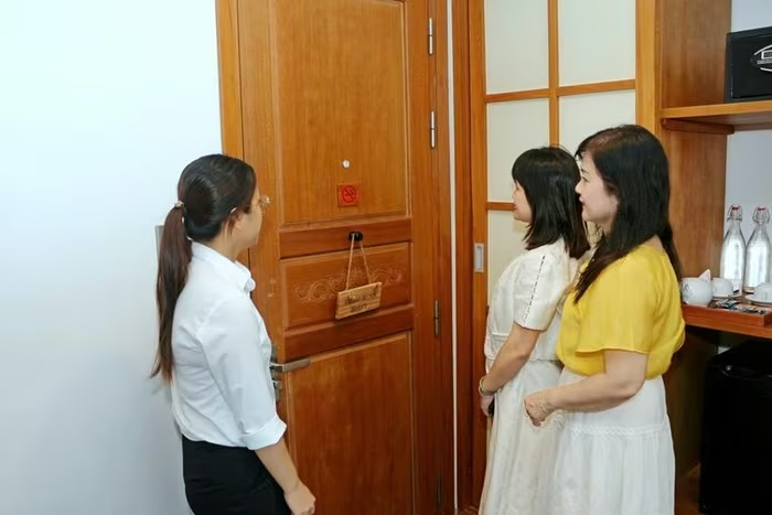 Cán bộ Trung tâm Kiểm soát bệnh tật TP. Huế giám sát việc thực hiện môi trường du lịch không khói thuốc tại các cơ sở lưu trú trên địa bàn