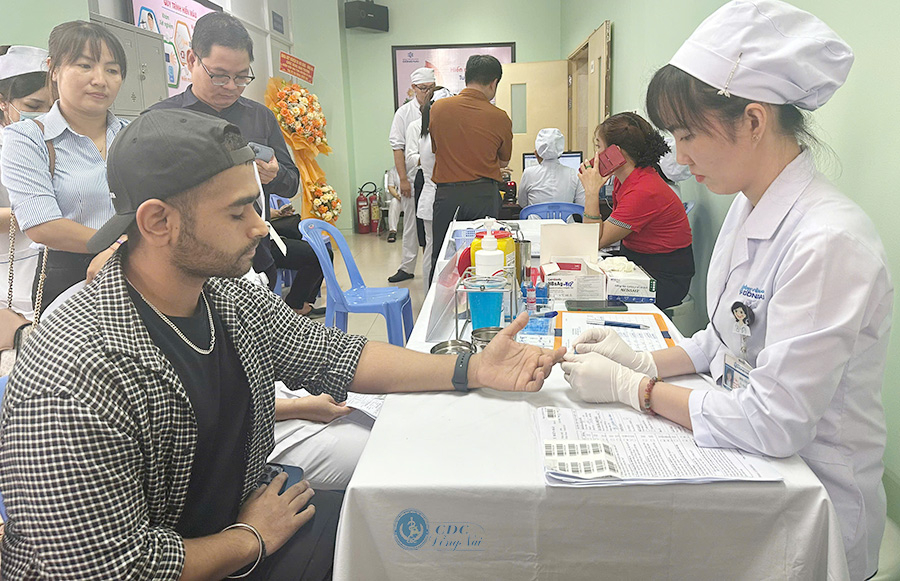 Một tình nguyện viên người nước ngoài đến đăng ký và tham gia hiến máu cứu người