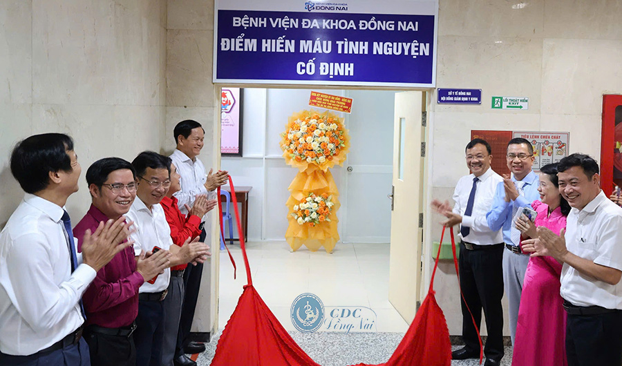 Các lãnh đạo; Sở Y tế, Bệnh viện Chợ Rẫy, Hội Chữ thập đỏ tỉnh, bệnh viện Đa khoa Đồng Nai cùng kéo băng khai trương điểm hiến máu tình nguyện cố định (ảnh CDC Đồng Nai)
