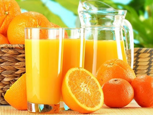 Đồ uống có tính axit ăn cùng với mướp đắng sẽ gây hại cho dạ dày (Ảnh minh họa)