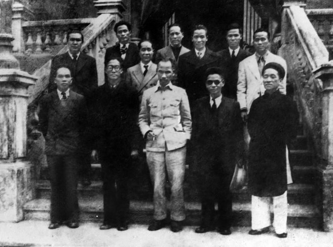 Chủ tịch Hồ Chí Minh và các thành viên Hội đồng Chính phủ Lâm thời nước Việt Nam Dân chủ Cộng hòa ra mắt sau phiên họp đầu tiên, sáng 3/9/1945