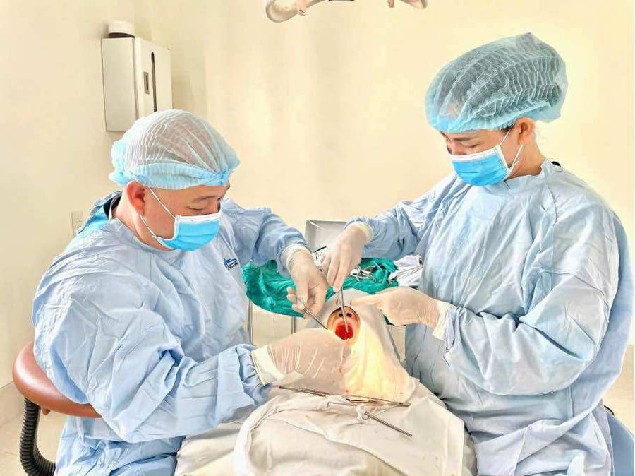 Nghề y là công việc đặc biệt cao quý, chữa bệnh đễ cứu giúp người, không nên bị cuốn theo cơ chế thị trường