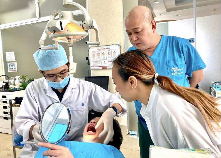 Bác sĩ Dân mong muốn mỗi thành viên thuộc đội ngũ Nha Khoa Á Âu – Dr. Dân không chỉ làm việc bằng kỹ năng mà còn phải hiểu được ý nghĩa của y đức, tinh thần phụng sự và trách nhiệm với cộng đồng
