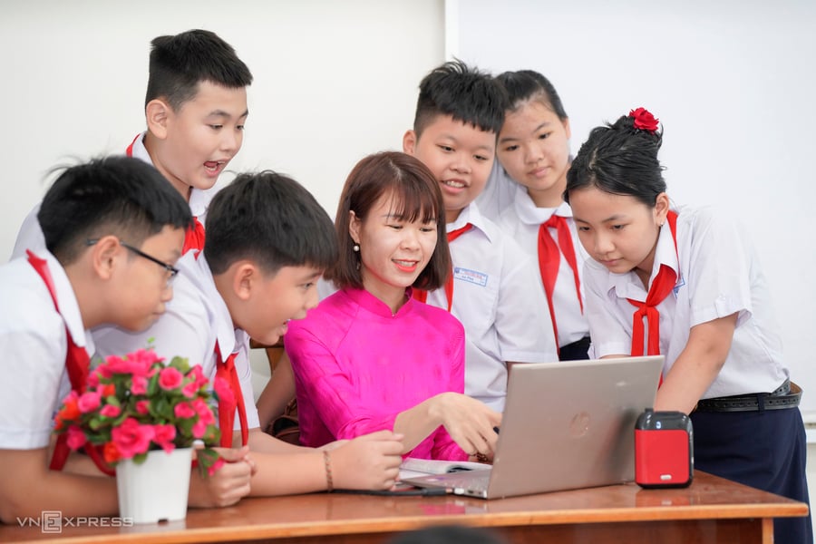Nghị quyết 71 của Bộ Chính trị với nhiều chính sách đột phá cho giáo dục, phấn đấu miễn phí sách giáo khoa vào năm 2030.