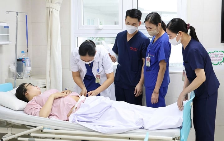 Các bác sĩ thăm khám cho sản phụ sau khi phẫu thuật