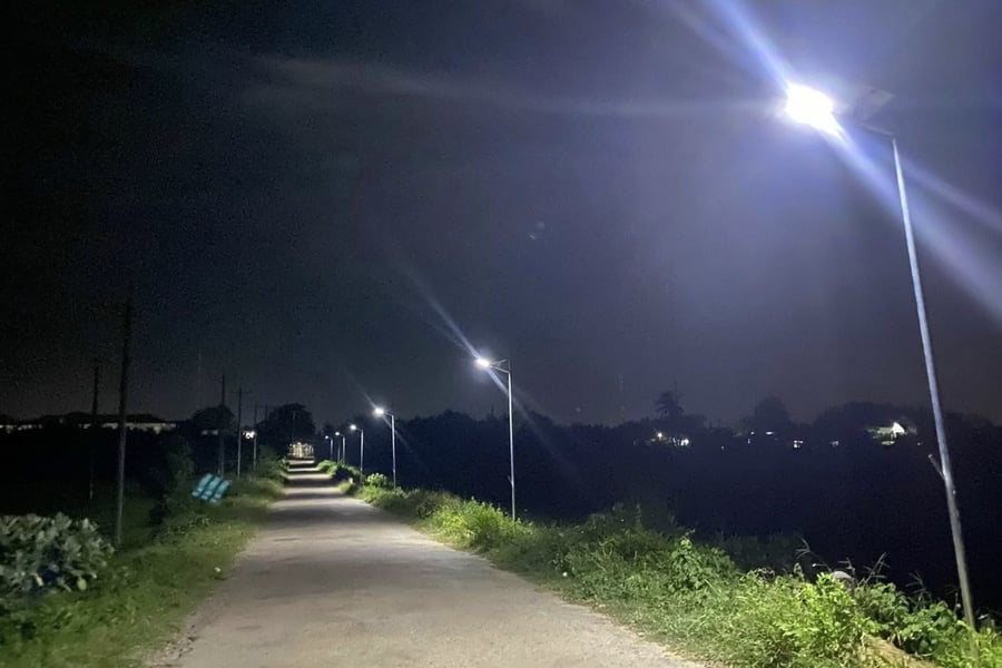 Với sức trẻ của hàng nghìn sinh viên và sự đồng hành của Quỹ Vì tương lai xanh (Tập đoàn Vingroup), những con đường quê từ các xã vùng sâu, vùng xa ở Lạng Sơn, đến bản làng giáp biên giới A Lưới (Huế) hay ven biển xã Sơn Mỹ (Lâm Đồng) đang dần bừng sáng về đêm