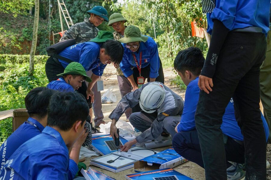 Các bạn sinh viên Viện Công nghệ Thông tin & Truyền thông – Đại học Bách Khoa Hà Nội cùng người dân địa phương lắp đặt đèn năng lượng mặt trời. Quá trình này đòi hỏi sự tỉ mỉ và cẩn thận trong từng chi tiết để đảm bảo hệ thống hoạt động hiệu quả