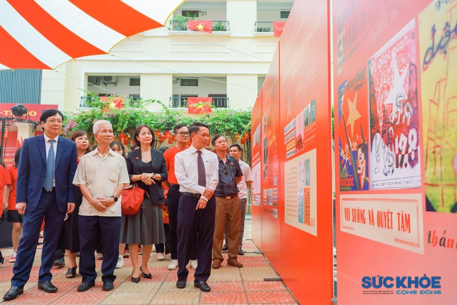 Các đại biểu tham quan tại triển lãm