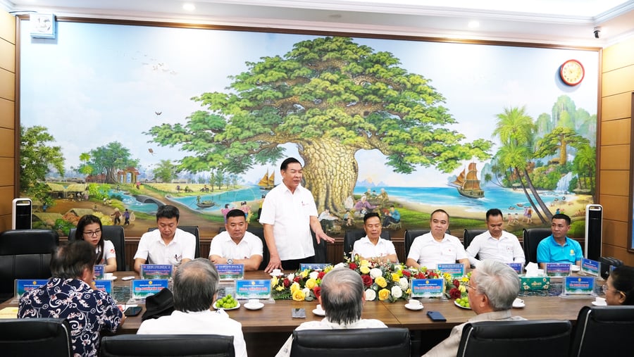 Anh hùng Lao động Nguyễn Quang Mau chia sẻ với đoàn VACHE về tình hình sản xuất kinh doanh và chăm lo đời sống cho cán bộ nhân viên, người lao động tại doanh nghiệp