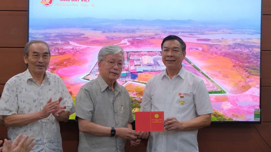 Chủ tịch Nguyễn Hồng Quân tặng Kỷ niệm chương Sao Vàng cho Anh hùng Lao động Nguyễn Quang Mâu