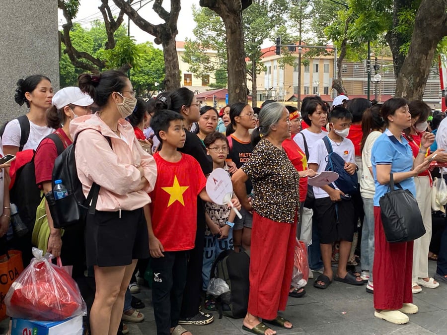 Người dân đứng chờ tại khu vực vỉa hè phố Trần Phú