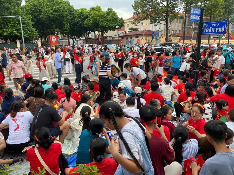 Người dân ngồi chờ ở khu vực vỉa hè ngã tư Hùng Vương, Trần Phú