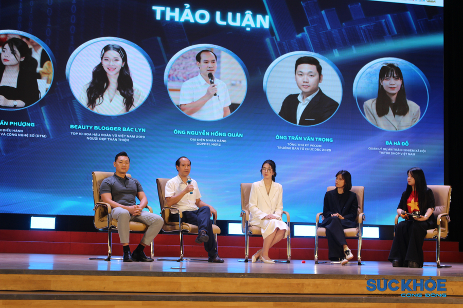 Các chuyên gia chia sẻ tại phiên toạ đàm bên lề sự kiện