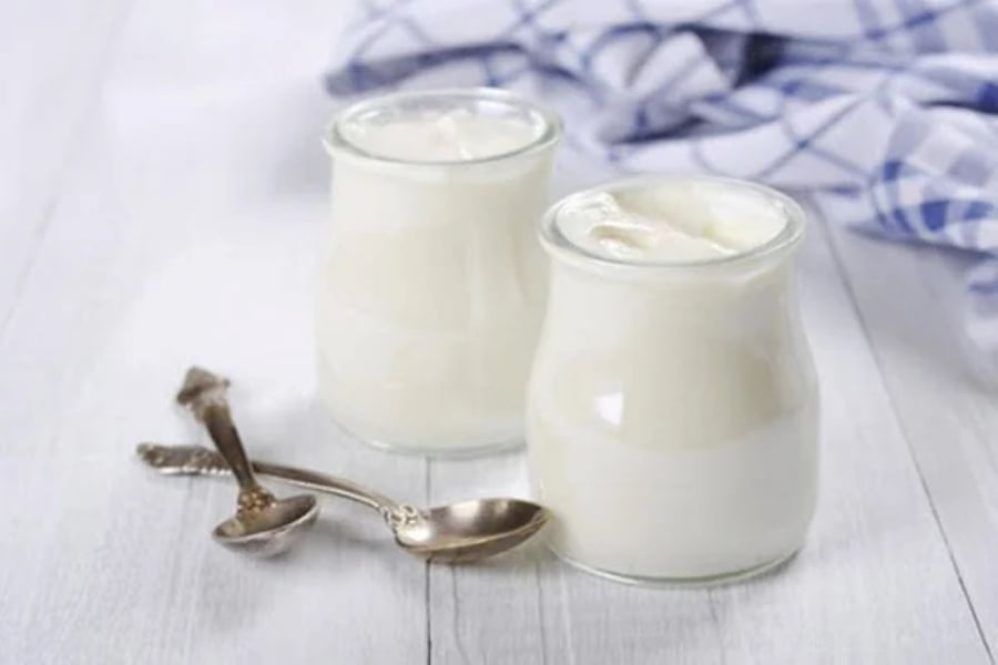 Choline và probiotics trong sữa chua giúp cân bằng hệ vi sinh da (Ảnh minh họa)