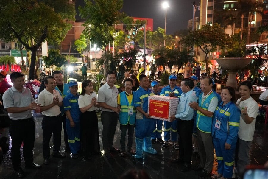 Lãnh đạo Cục Môi trường tri ân đội ngũ công nhân Công ty TNHH MTV Môi trường Đô thị Hà Nội (Urenco)